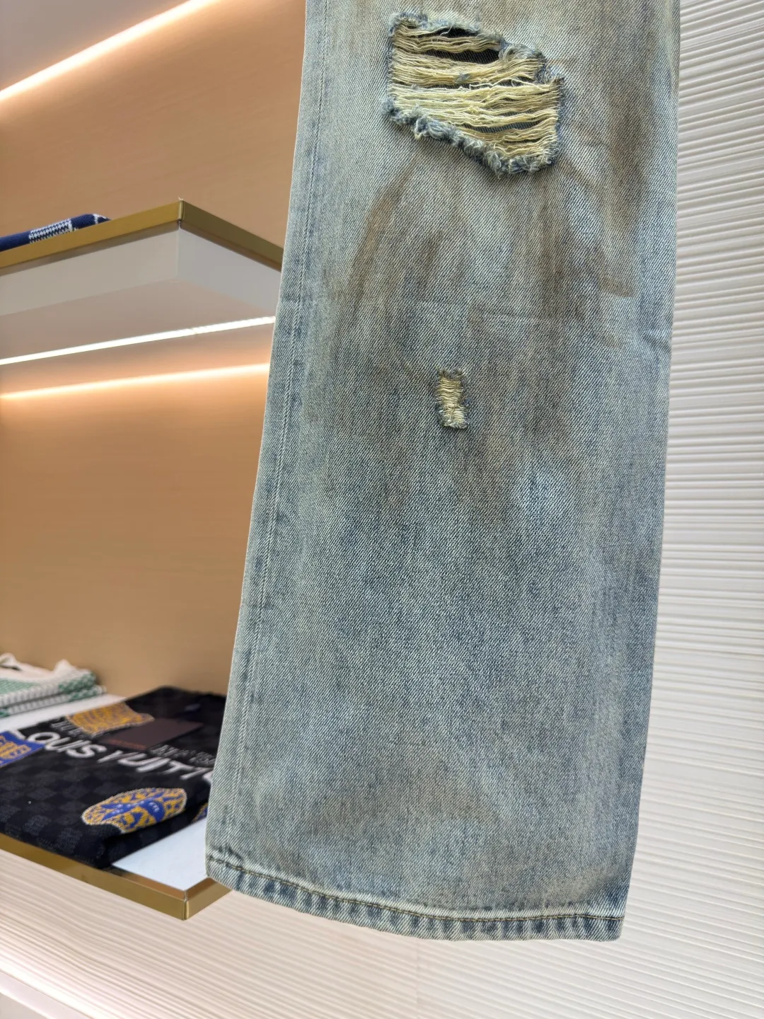Acne Studios dirty ripped jeans with splashes of ink ●Authentic product: Purchased and developed by 6789 ●Item number: 1680161-A75 ●Material: denim fabric ●Technology: distressed wash ●Version: Fitted version ●Weight: about 670 grams ●Size: 29-30-31-32-33-34 ●Description: Distressed ripped straight jeans, Juju heavy industry, retro distressed wash process, casual and versatile Easily wear a fashionable style. Handmade with many irregular holes to make the whole pair of pants more layered. It can be matched with the same style to create a fashionable look, and can be used in various occasions. Customized accessories, complete with three labels, the same style for men and women!